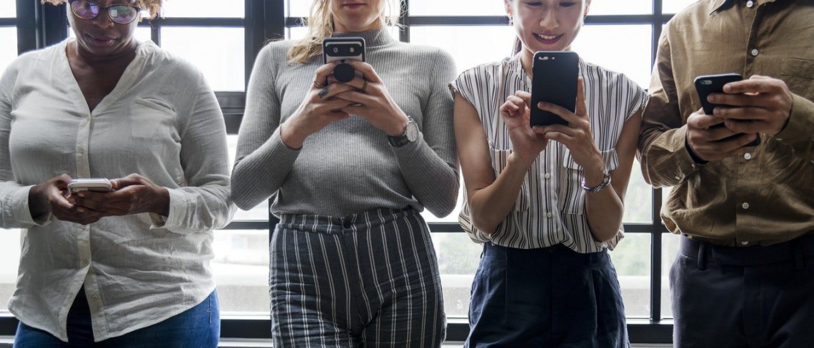 ludzie z telefonami